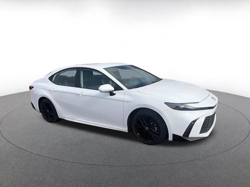 Used 2025 Toyota Camry SE image 2