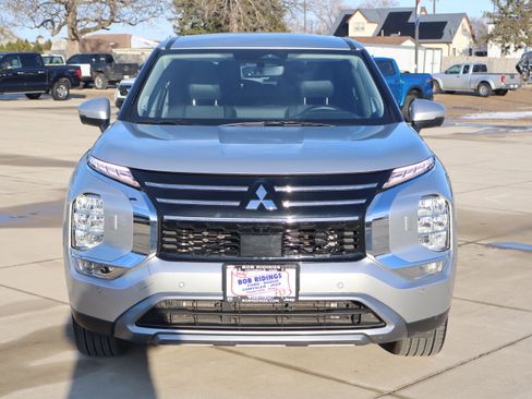 Used 2025 Mitsubishi Outlander SE image 3