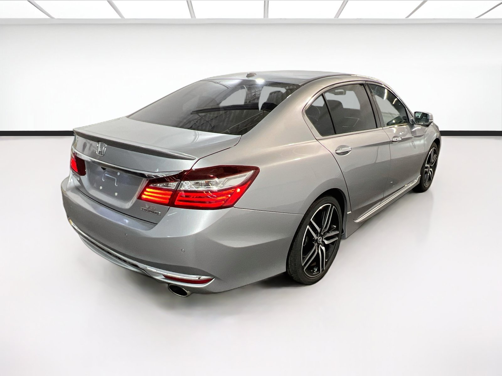 Used 2017 Honda Accord Touring image 4