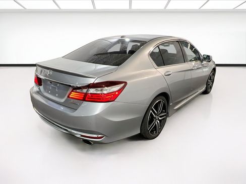 Used 2017 Honda Accord Touring image 4
