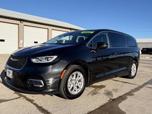 Used 2023 Chrysler Pacifica Touring-L image 3