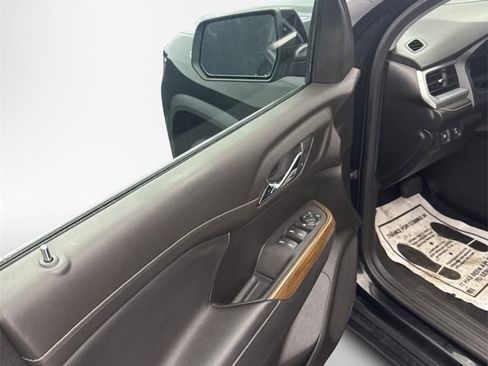 Used 2022 GMC Acadia SLE image 17