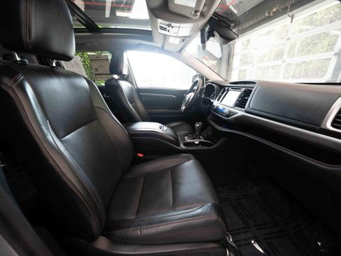 Used 2018 Toyota Highlander Limited Platinum w/ Carpet Mat Package (TMS) AWD/4WD image 27