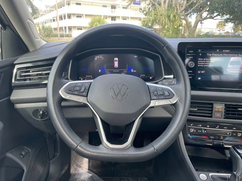 Used 2025 Volkswagen Jetta SE image 27