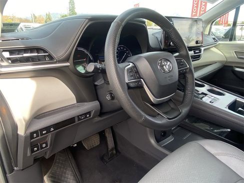 Certified 2024 Toyota Sienna Limited image 19
