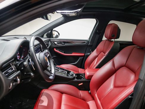 Certified 2023 Porsche Macan AWD/4WD image 25