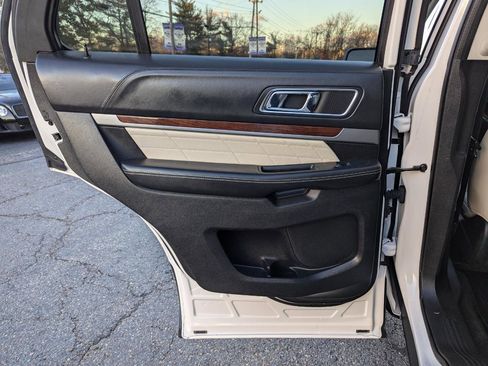 Used 2018 Ford Explorer Platinum image 36