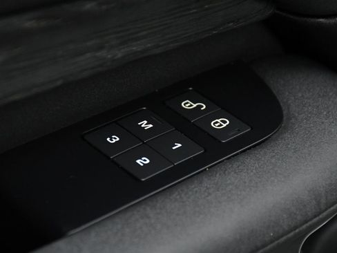 Used 2018 Land Rover Discovery HSE AWD/4WD image 16