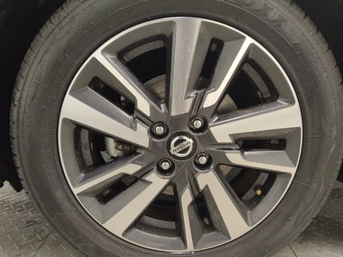 Used 2021 Nissan Versa SV FWD image 31