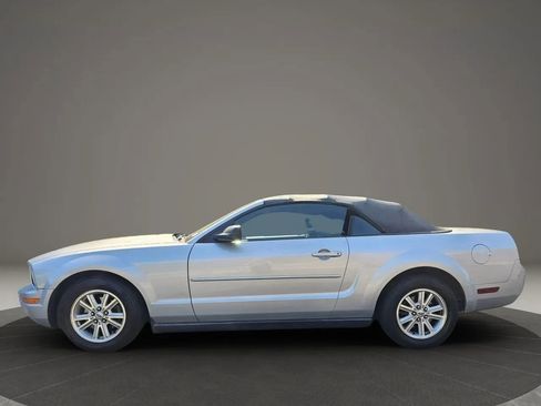 Used 2005 Ford Mustang Deluxe Convertible 2D image 3