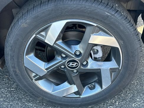Used 2025 Hyundai Venue SEL FWD image 4