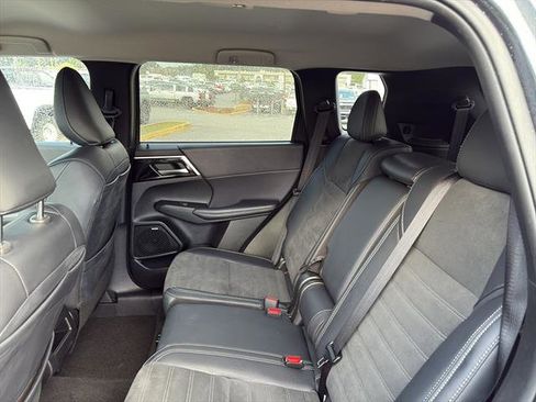 Used 2025 Mitsubishi Outlander SE image 14