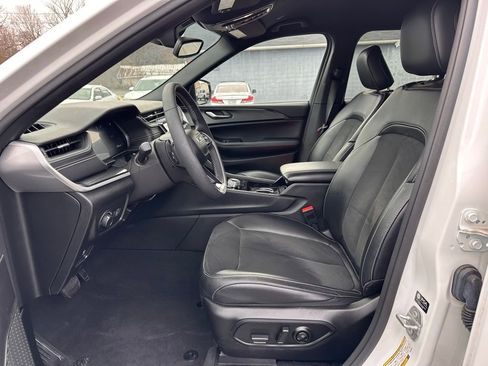 Used 2023 Jeep Grand Cherokee Altitude image 12