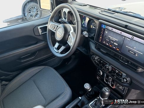 Used 2025 Jeep Wrangler Unlimited Sahara AWD/4WD image 16