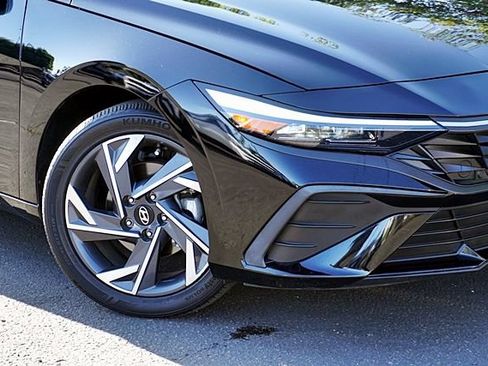 Certified 2025 Hyundai Elantra Sport FWD image 4