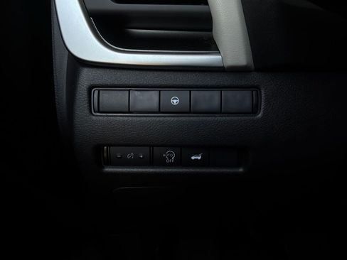 Used 2025 Nissan Rogue SV FWD image 22