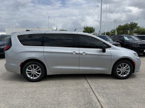 New 2026 Chrysler Pacifica Select FWD image 3