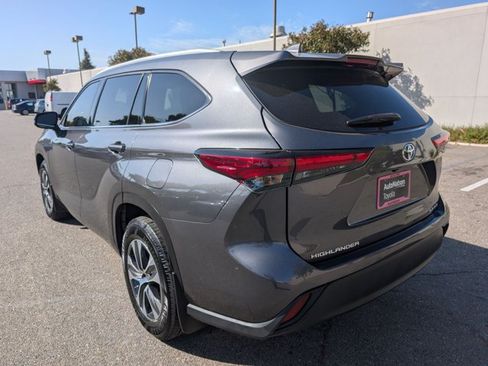 Used 2022 Toyota Highlander XLE AWD/4WD image 7