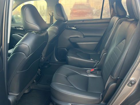 Used 2022 Toyota Highlander XLE image 11
