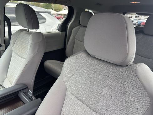 Used 2022 Toyota Sienna LE image 7