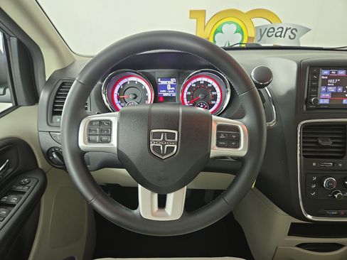 Used 2016 Dodge Grand Caravan SXT w/ UConnect Hands-Free Group image 15