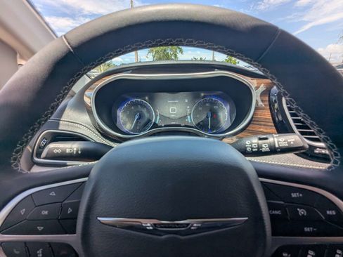 Used 2023 Chrysler Pacifica Limited FWD image 36