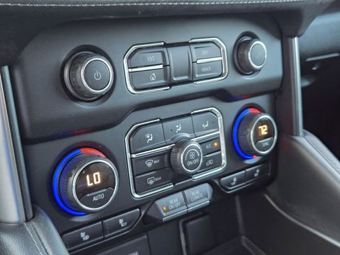 Used 2022 Chevrolet Suburban LT w/ Luxury Package image 20