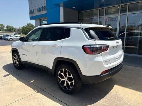 Used 2024 Jeep Compass Latitude AWD/4WD image 2