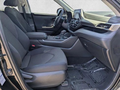 Used 2021 Toyota Highlander LE AWD/4WD image 22