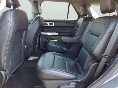 Used 2022 Ford Explorer XLT w/ Equipment Group 202A image 6