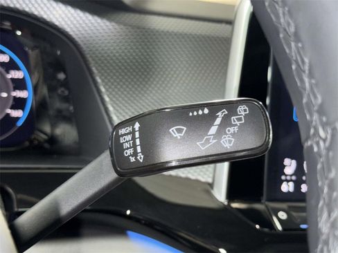 Used 2024 Volkswagen Atlas Cross Sport SEL Premium R-Line image 28