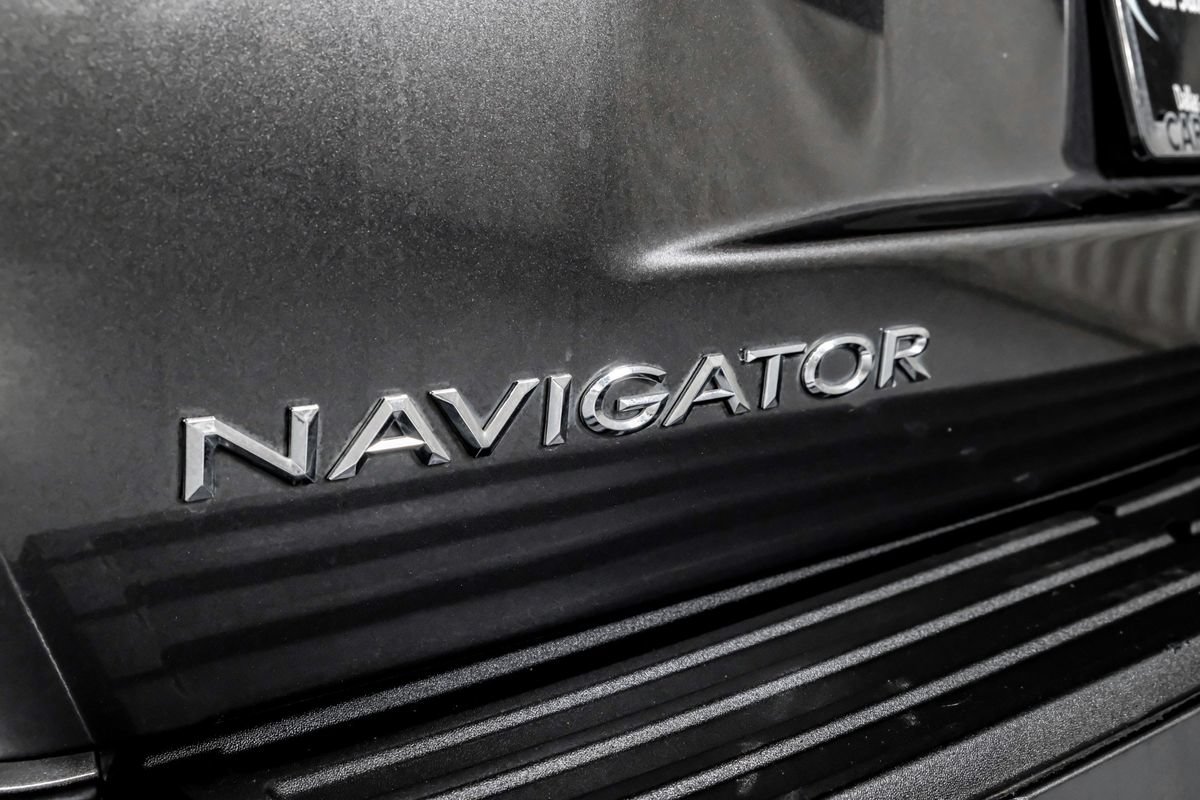 Used 2016 Lincoln Navigator Select RWD image 46