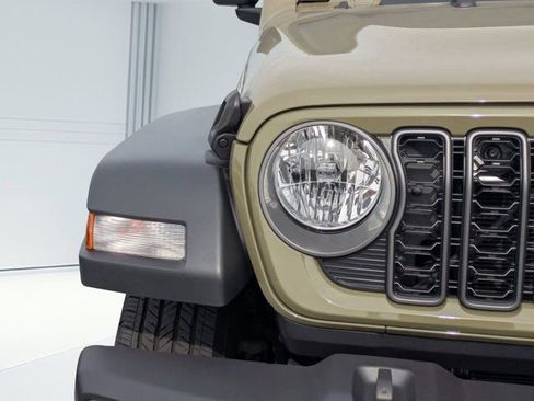 Used 2025 Jeep Gladiator Sport image 8