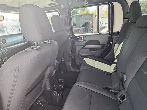 Used 2022 Jeep Gladiator Overland w/ Cold Weather Group image 10