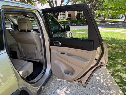 Used 2014 Jeep Grand Cherokee Laredo w/ 18" Wheel & 8.4" Radio Group image 10