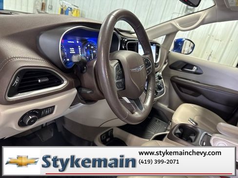 Used 2021 Chrysler Pacifica Touring-L w/ Uconnect Theater Family Group image 36