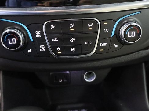 Used 2023 Chevrolet Traverse LT image 16