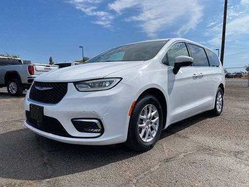 Used 2023 Chrysler Pacifica Touring-L FWD image 2