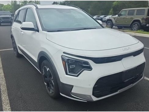 Used 2023 Kia Niro Wave w/ Wave Preserve Package FWD image 2