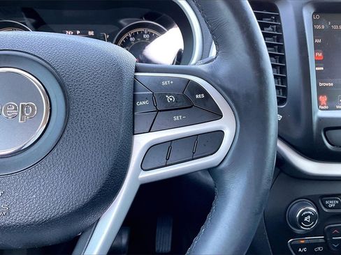 Used 2018 Jeep Cherokee Latitude Plus w/ Comfort/Convenience Group image 11