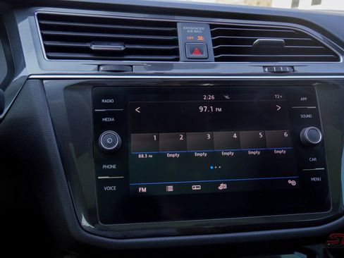 Used 2018 Volkswagen Tiguan SE w/ Panoramic Sunroof Package image 29