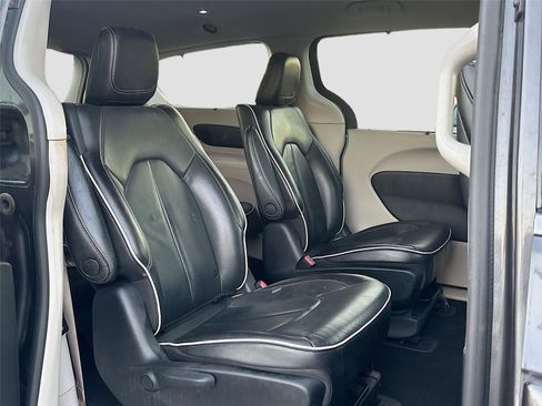 Used 2021 Chrysler Pacifica Limited w/ Uconnect Theater Family Group image 30