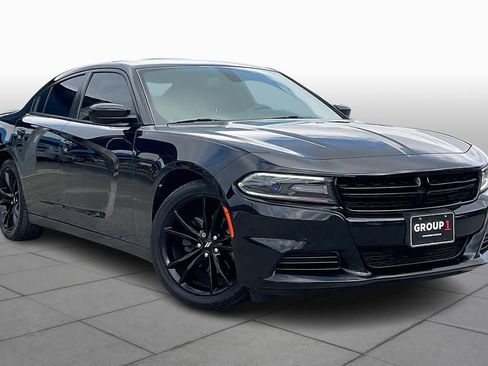 Used 2017 Dodge Charger SE w/ Blacktop Package image 3