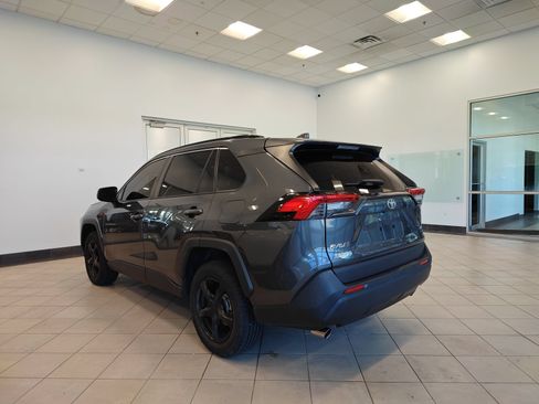 Used 2021 Toyota RAV4 LE FWD image 5