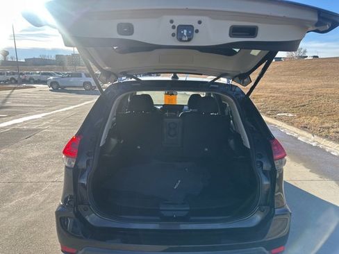 Used 2018 Nissan Rogue SV w/ Premium Package image 11