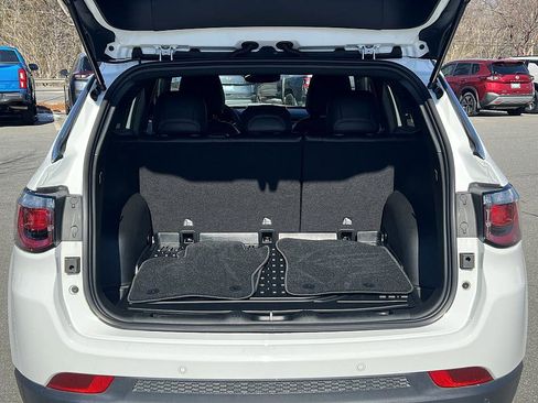 Used 2023 Jeep Compass Limited image 15