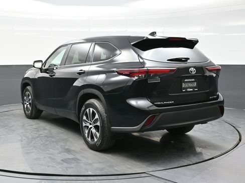 Used 2025 Toyota Highlander XLE AWD/4WD image 5