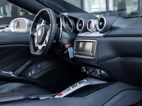 Used 2015 Ferrari California T image 43
