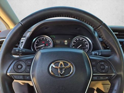 Used 2018 Toyota Camry XLE FWD image 11