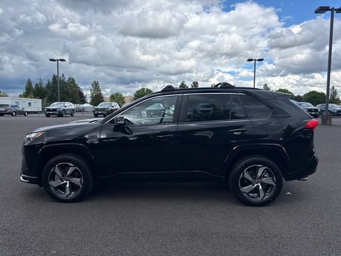 Used 2022 Toyota RAV4 SE w/ Weather & Moonroof Package AWD/4WD image 4